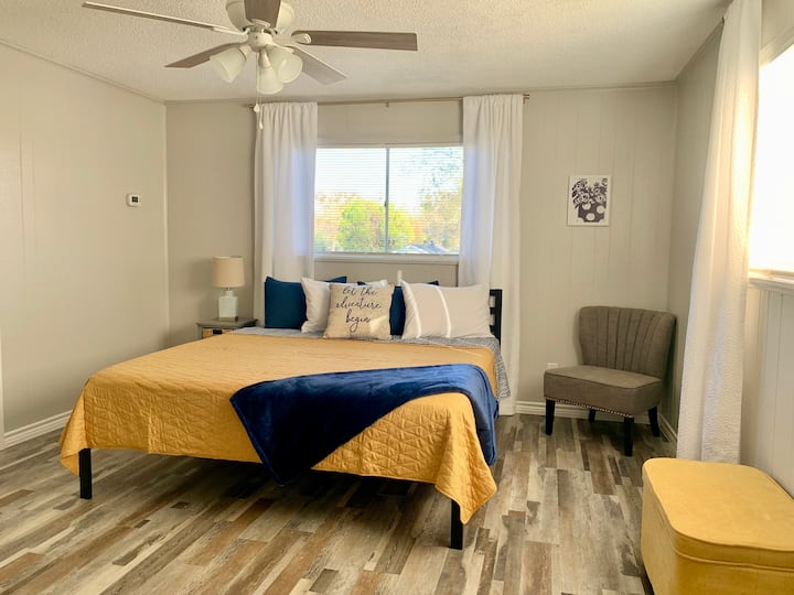 Na katu je bračna soba s pogledom na krovnu terasu, kupaonica Jack & Jill