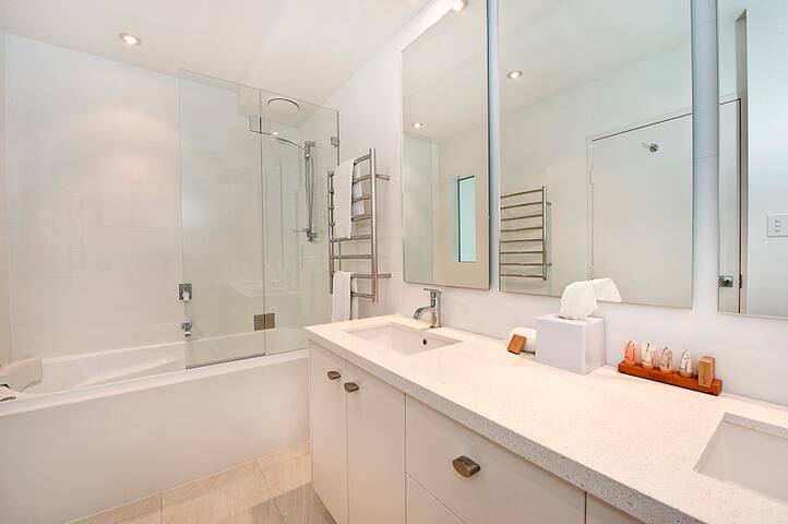 Luxury Sub Penthouse Apartment gallery image 4