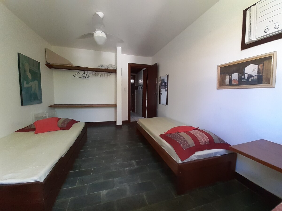 Habitación individual con dos camas y una cama bi. Aire acondicionado y ventiladores de techo.