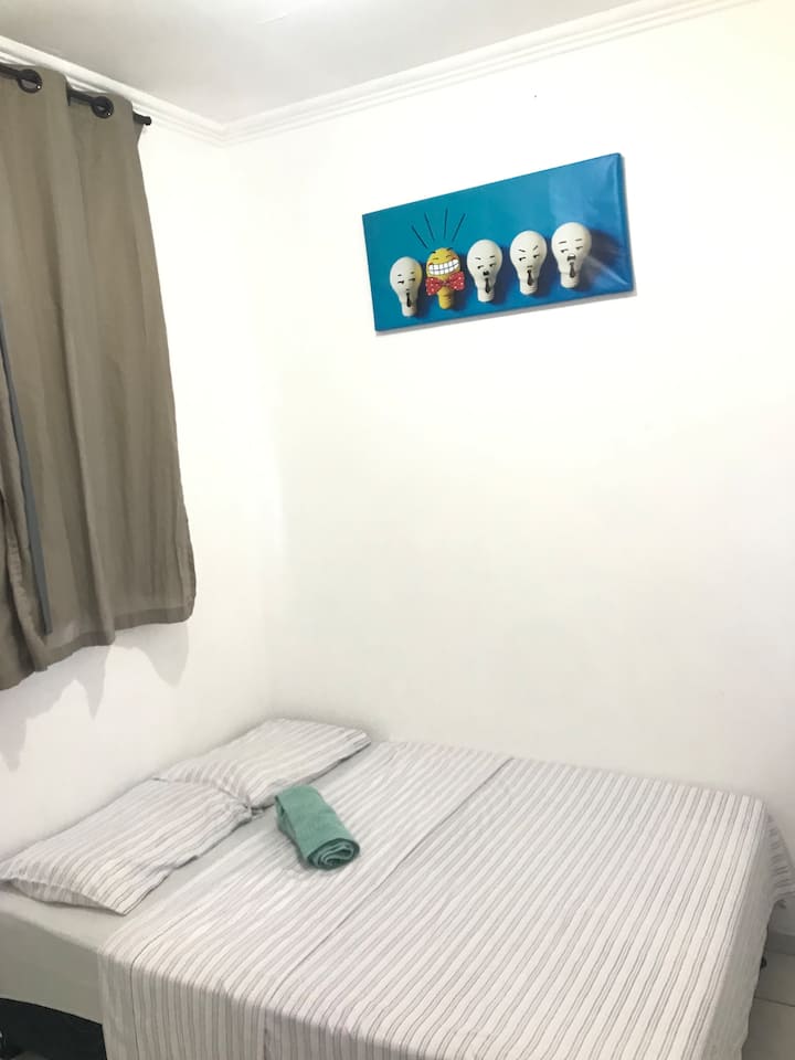 Dhoma e dytë më e vogël e gjumit ka një krevat dopio dhe ventilator