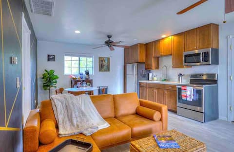 Top performing Airbnb: Gated, central casita, attached garage EV charger in Casas Adobes