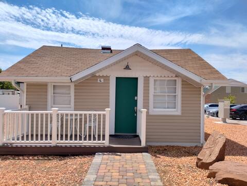 Old Pine Tree Cottage. Historic Downtown District.