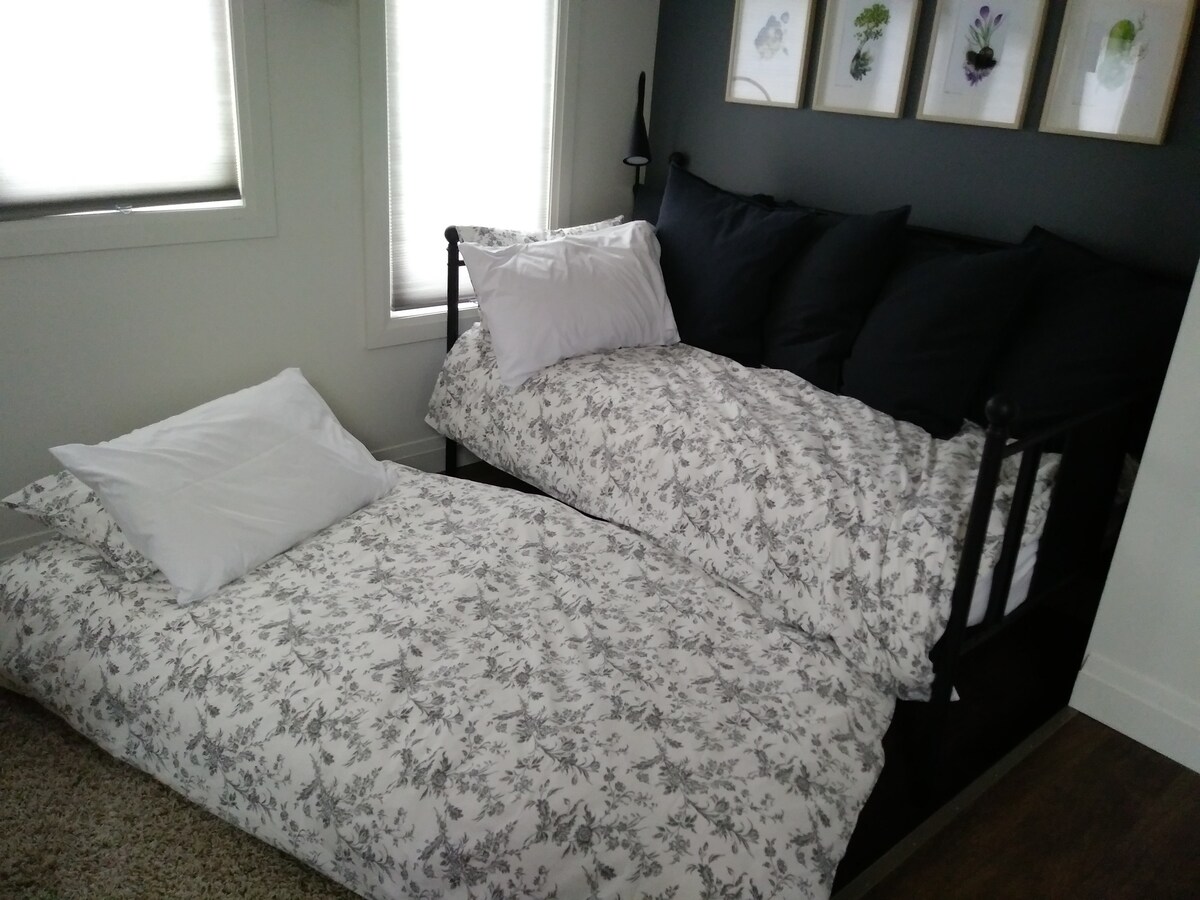 Dnevni krevet s naramenicama.  Oba kreveta za jednu osobu.