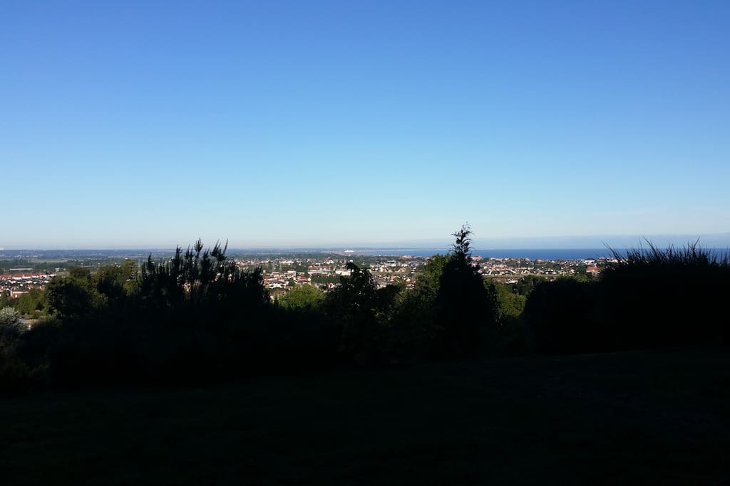 La vue vers l'ouest où le soleil se couche dans la mer