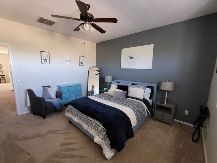 Chambre queen size spacieuse et confortable au 2ème étage. Volets de plantation - facile d'ouverture et de fermeture. Placard spacieux et beaucoup de rangements