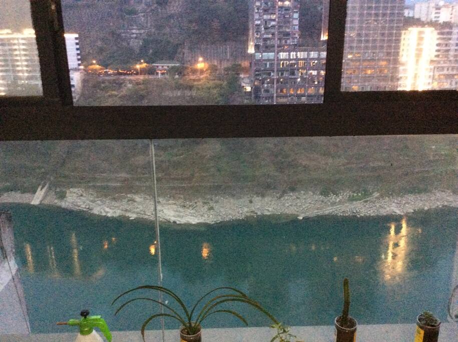落地窗,乌江美景尽收眼底。