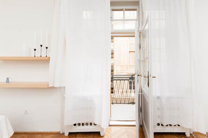 Lovely riverside flat in the center