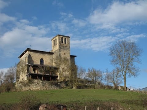Anuncio de Airbnb popular: 15th-century church en Araba/álava