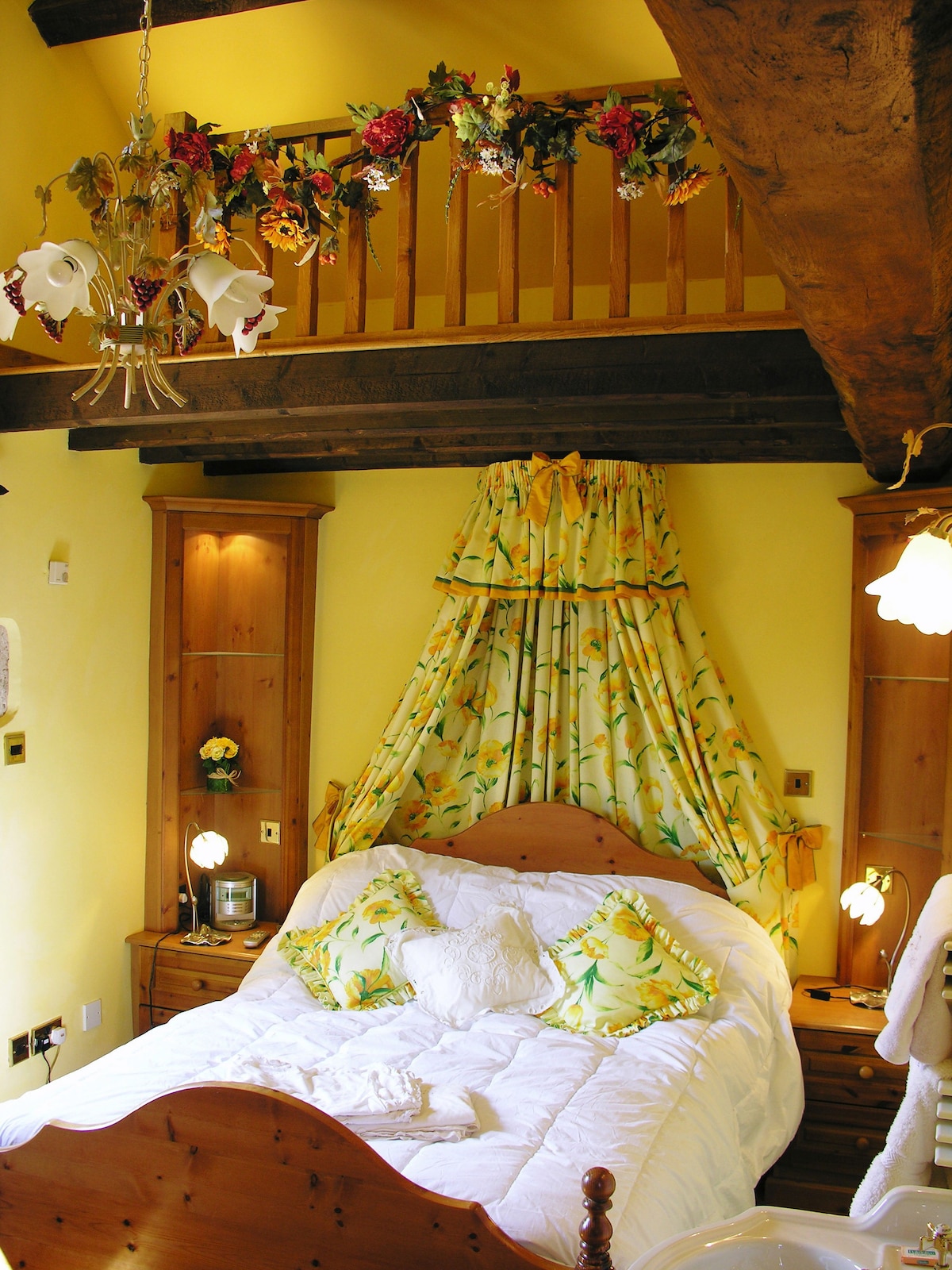 Glavna spavaća soba s umivaonikom, ugradbenim ormarima i pogledom na vrt i masažnu kadu.