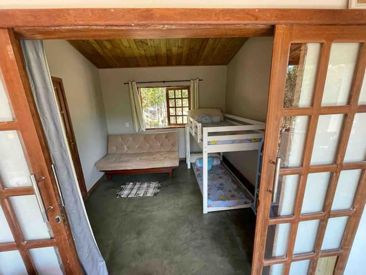 غرفة بسرير أريكة مريح بمقعدين وسرير بطابقين بسريرين فرديين. 

غرفة نوم بسرير أريكة مريح بمقعدين وسرير بطابقين بسريرين فرديين.

