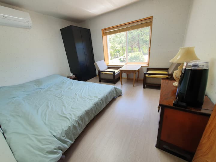 Esta es una vista de la habitación de la pareja (habitación doble). Remodelé el espacio que solía ser una habitación agung, por lo que el techo era bajo y pequeño, por lo que era una habitación acogedora que se sentía acogedora. Es una habitación pequeña, pero es una habitación cómoda con un armario, armarios y un sofá para dos.  En un marco de cama bajo, puedes hacerlo cómodamente y cómodamente con un colchón de monges.