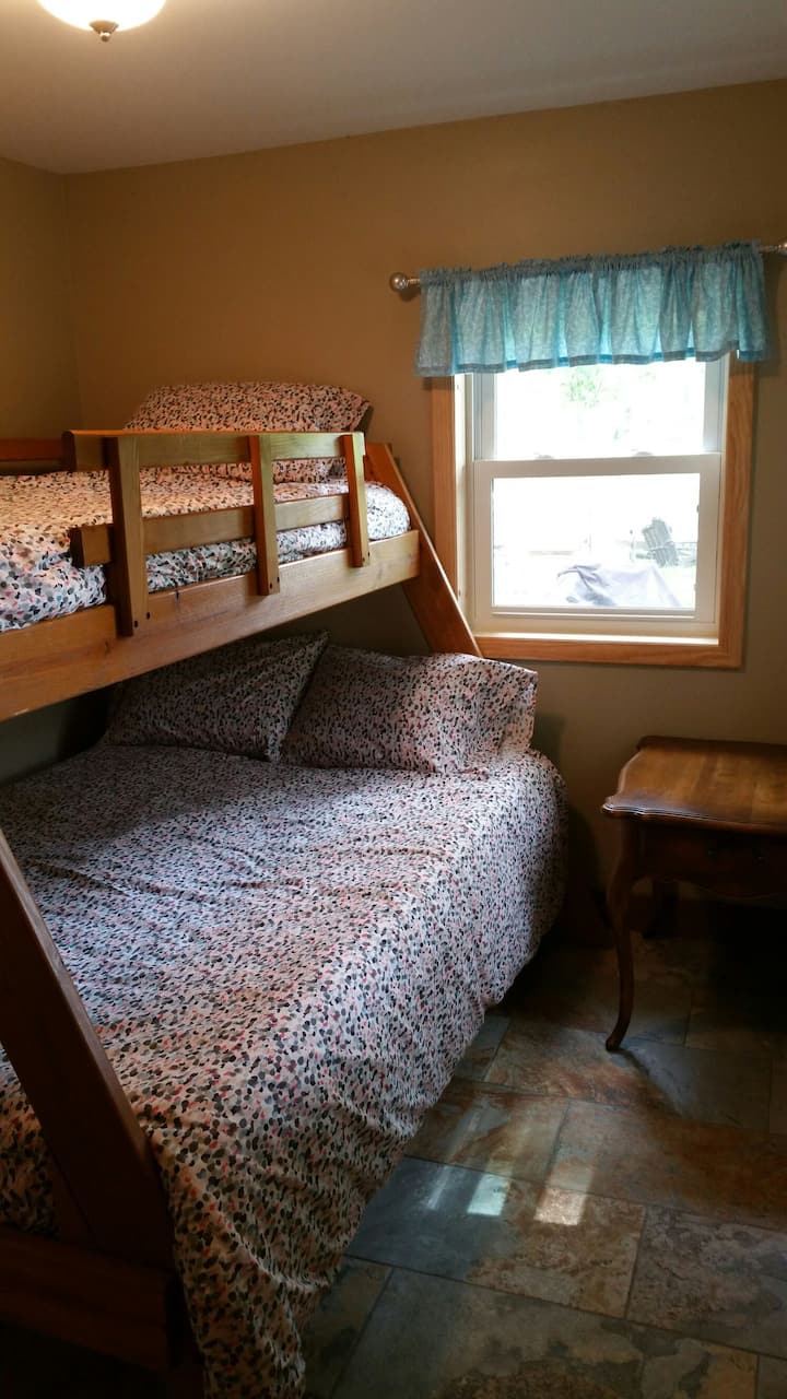 שתי מיטות קומתיים זוגיות