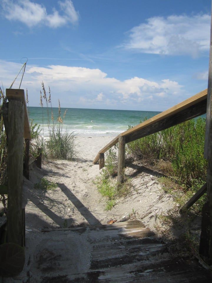 BEACH FRONT Unit w/Pool Sandy Toes 3 Apartments for Rent in