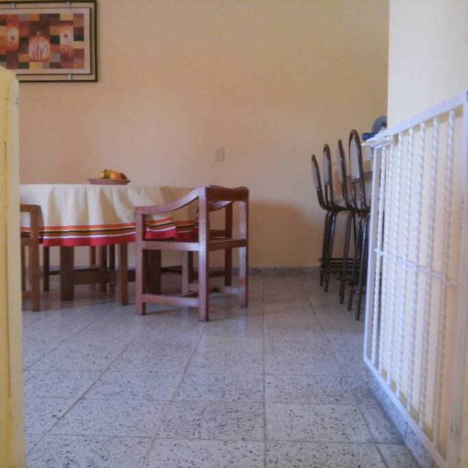 Mesa y barra para cuatro personas. Las escaleras tienen puerta para mantener protegida la sala en caso de haber niños pequeños.