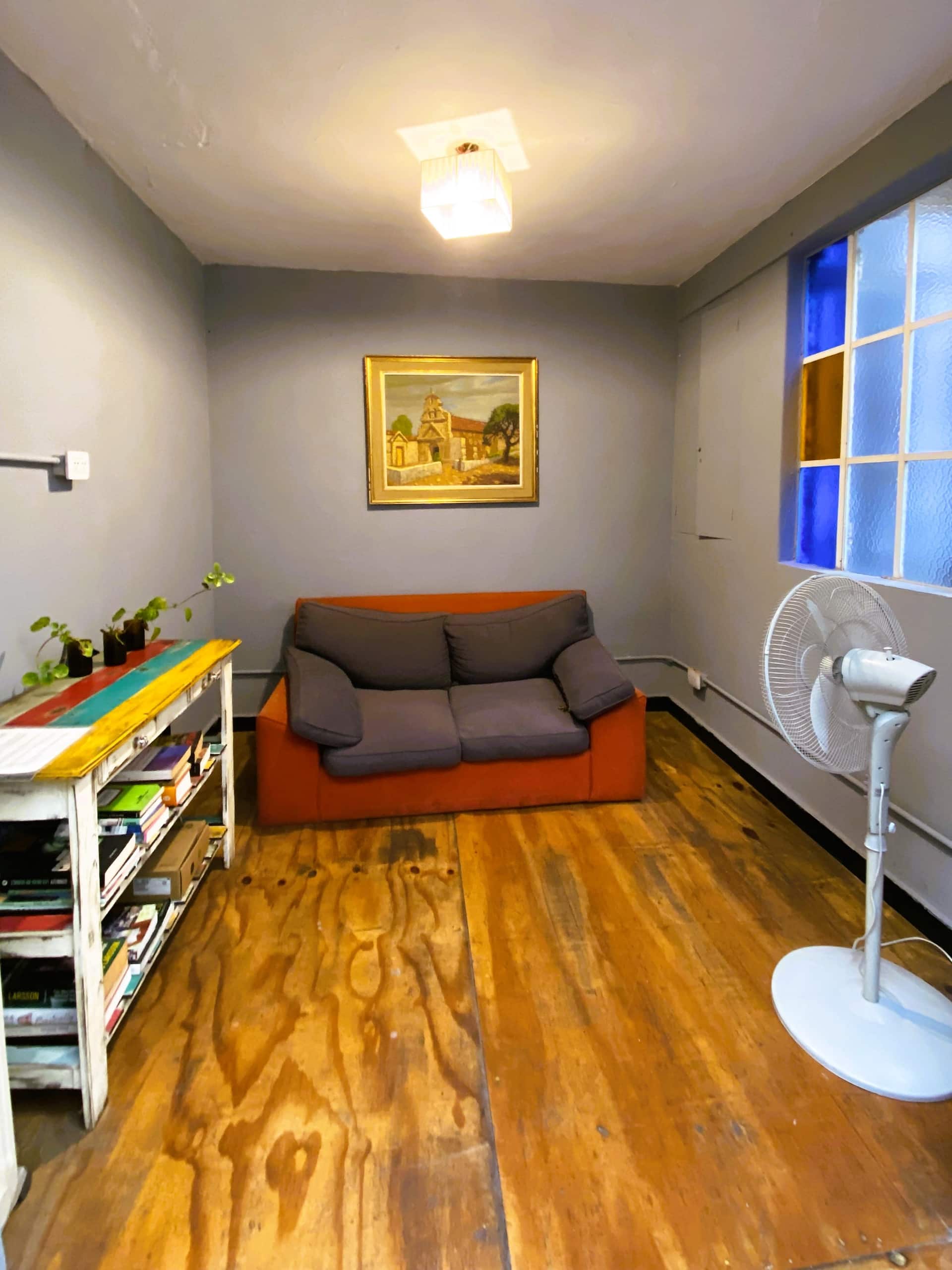 Private room in a shared apartment in Monserrat