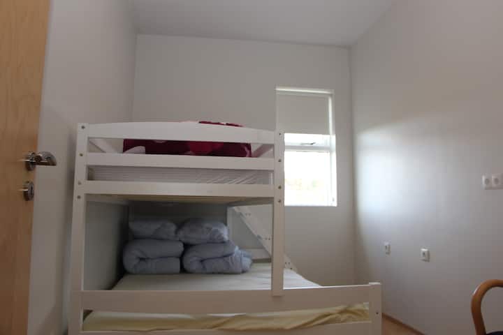 الغرفة 5: سرير بطابقين مع سرير فردي وسرير مزدوج