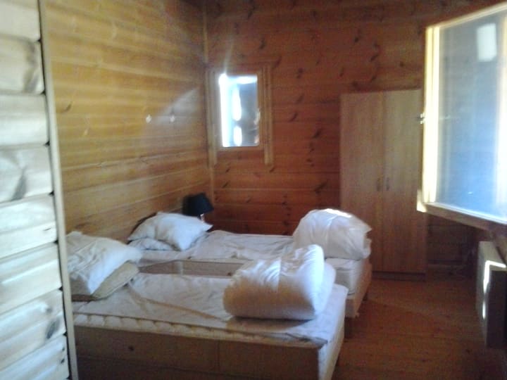Dormitorio 1 de la planta baja con 2 camas individuales, vistas 1