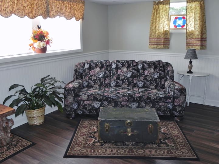    Sitting area connected to the kitchen. 