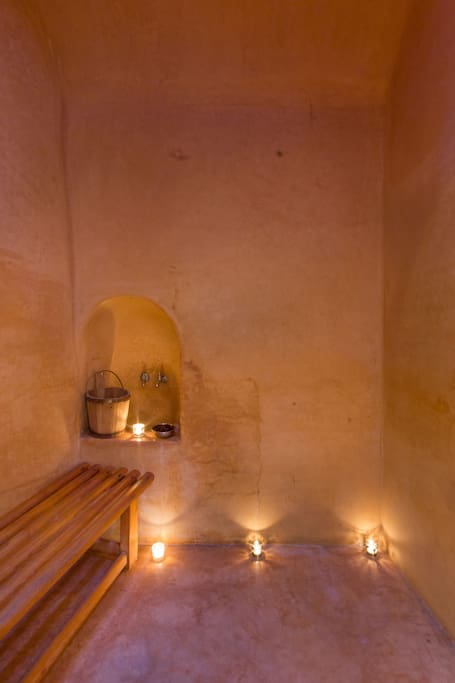 hammam privé accessible sur demande, et massages assurés par une équipe professionnelle