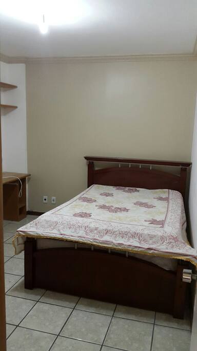 Quarto com cama de casal