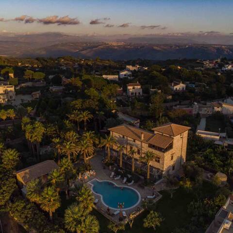 Elegant villa/heated pool /private garden/ hot tub