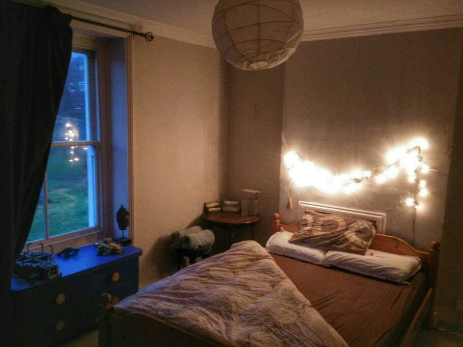 Trying to convey the space and cosy vibe in the room, it seems bigger in real life..