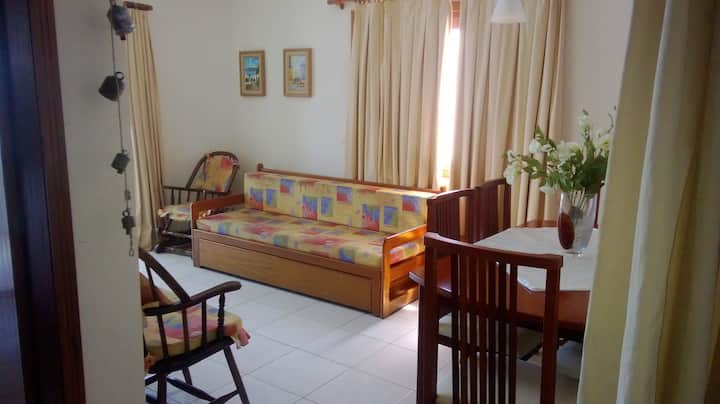 Მისაღები ოთახი.
ბინა შესანიშნავი ბუნებრივი განათებით!
