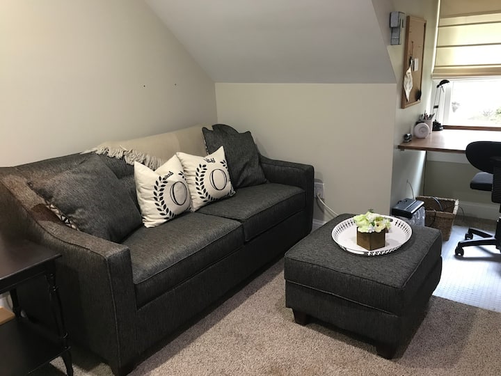 Pullout full size bed, 4th bedroom/office