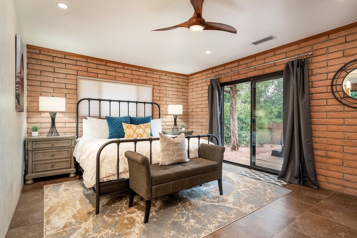 Krásna hlavná spálňa s vlastnou kúpeľňou. Posuvné dvere sa otvárajú do kúpeľov na dvore. 