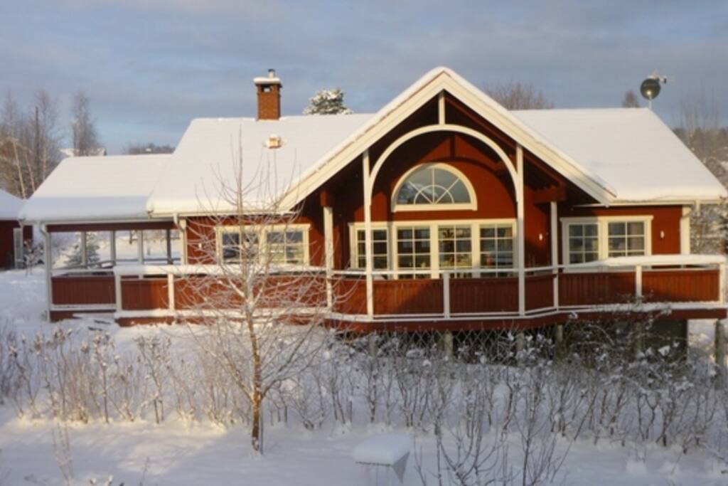 Vårat hus med gäststuga till höger i nedreplan.