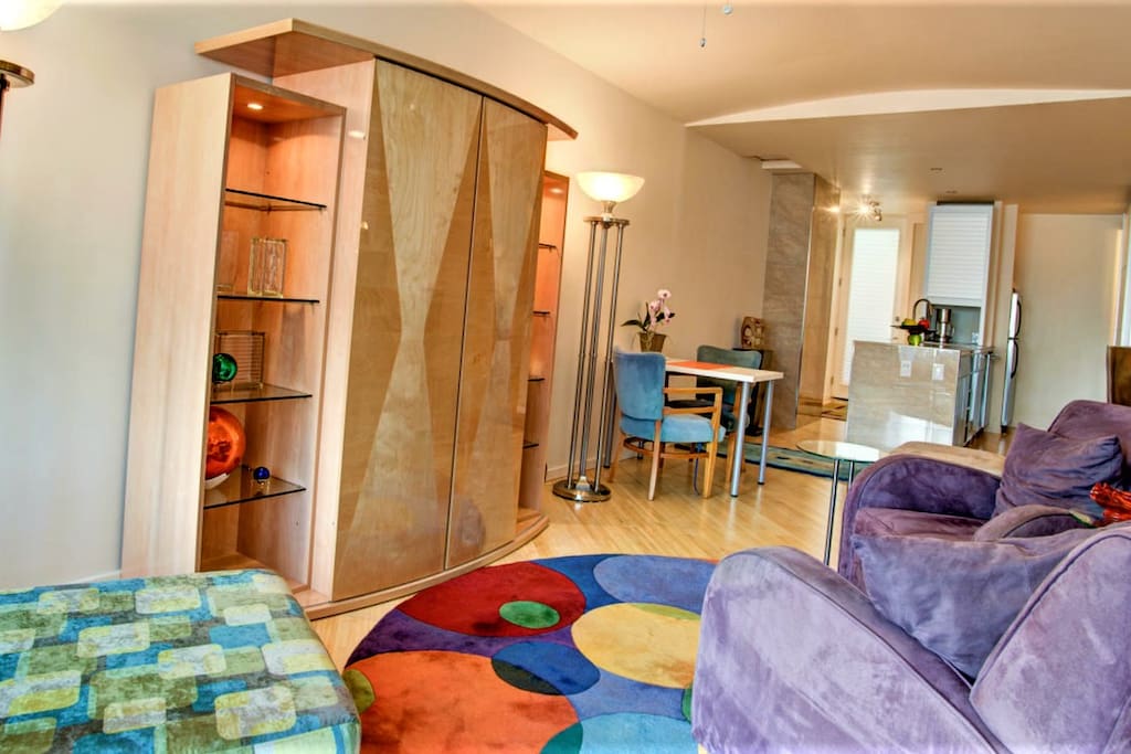 LIVING-ROOM : Looking toward Entry