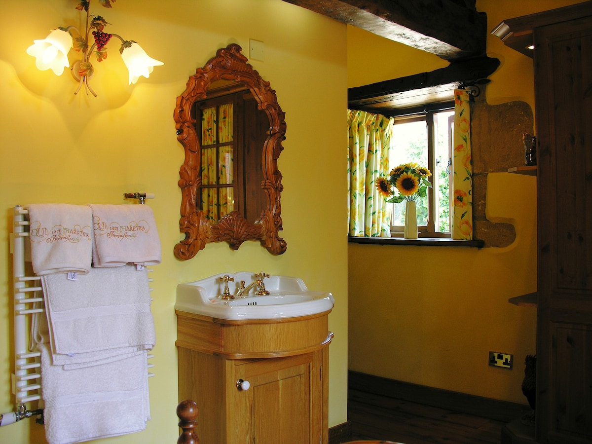 Jedinica za sujete i grijani radijator za ručnike te podno grijanje u obje spavaće sobe. 