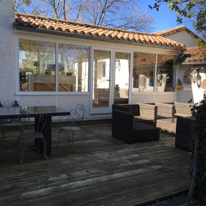 Une grande terrasse pour déjeuner et flâner
