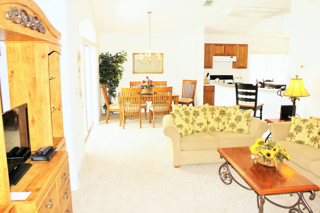 Open floor plan - TV with Cable, internet