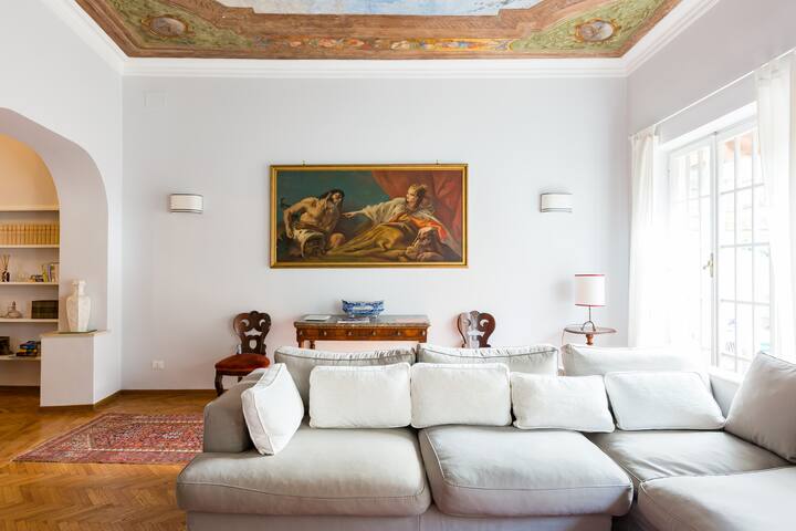 Restored Roman Penthouse near Spanish Steps gallery image 3