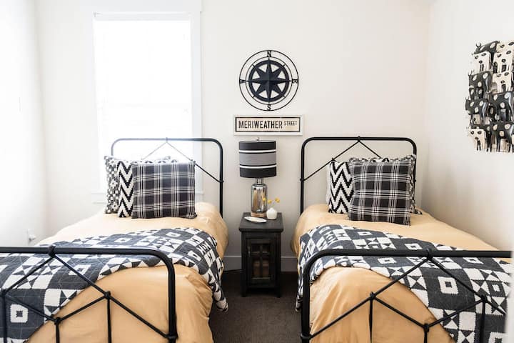 Guest bedroom - We are twinning over here. You will find two plush, high-end twin mattresses and alternative down bedding. This bedroom has an attached shared Jack & Jill bathroom with the queen bedroom.