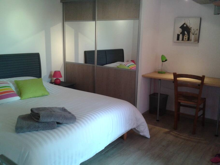 chambre avec bureau
