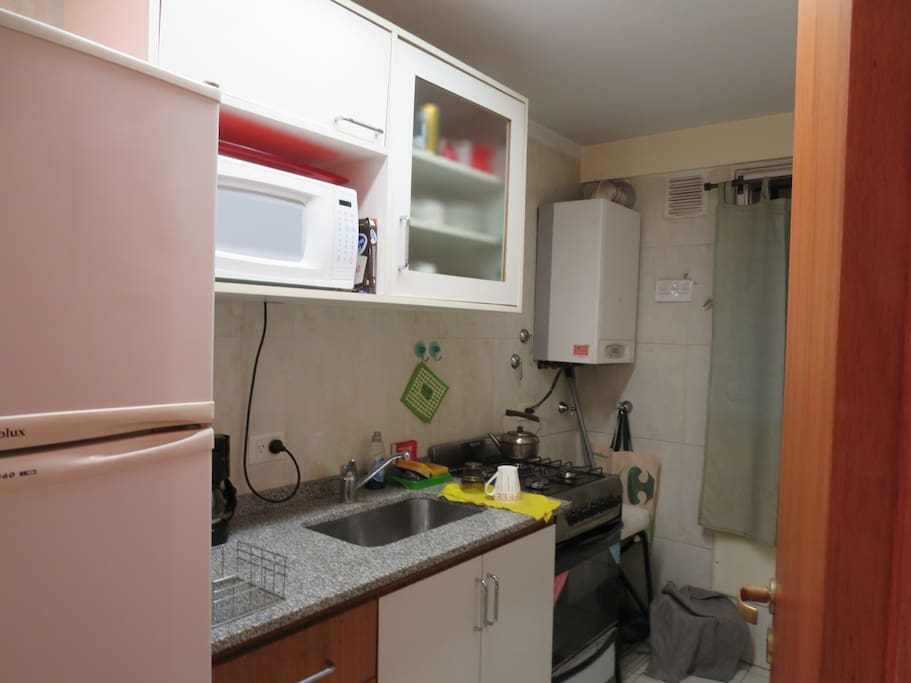 cocina completa con espacio para comer