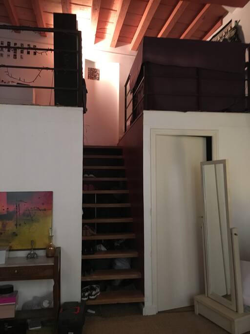 Accès à la mezzanine dans la chambre