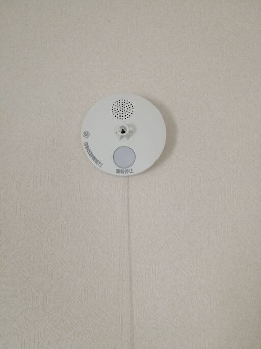 お部屋内や主要な共有部には熱感知器、煙探知器を設置しています。タバコの煙でも反応するので禁煙です。火災に対しても安心安全です。