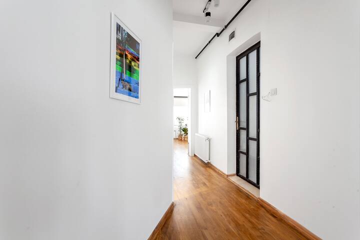 -HUGE GROUPS- MODERN DESIGN w/ELEVATOR 9 BR 6 BATH gallery image 3