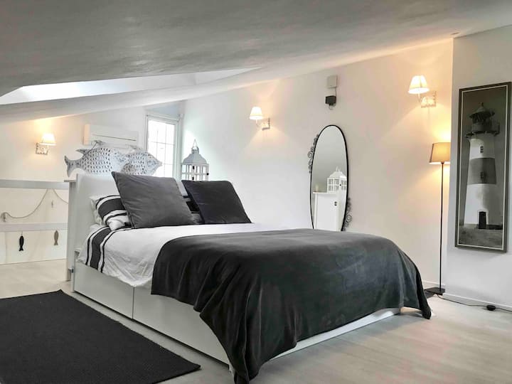 Glavna spavaća soba s novom klima-uređajem s funkcijom hlađenja i grijanja.

Madrac od memorijske pjene (160 x 200 cm)s mnogo jastuka i deka za dodatnu udobnost

Sobe su opremljene  tihim modernim ventilacijskim sustavom koji zamjenjuje  vanjski  zrak.
