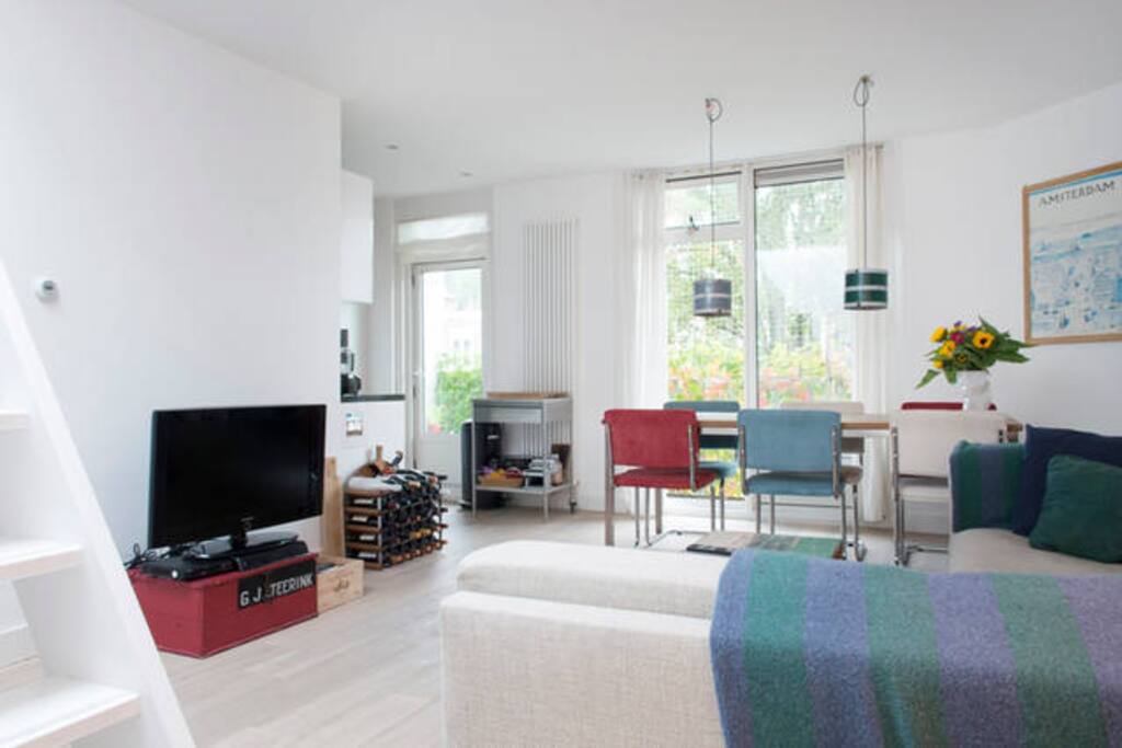 Living room, with a 6 persons dining table