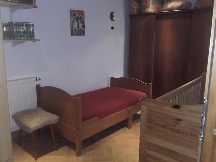 Blick von Wohnzimmer ins Schlafzimmer (max. 2 Erw., 1 Kind bis 
4 J., 1 Kind bis 8 J.): Betten in Übergröße, Kindergitterbett u. a. Ausstattung vorhanden. Bettwäsche ist im Preis enthalten.