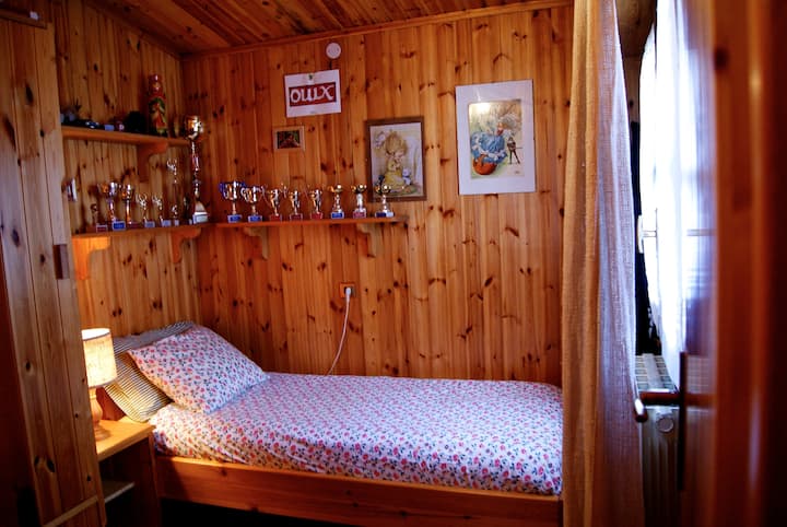 חדר שינה ליחיד, מצויד במלתחה