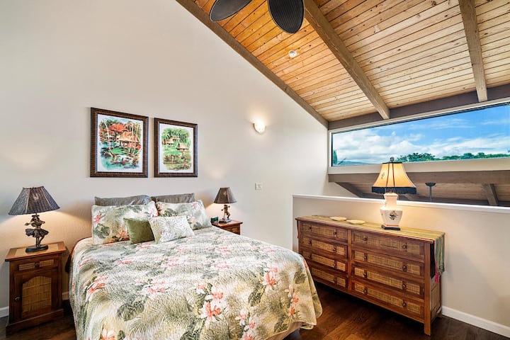 Ova prostrana spavaća soba u loftu ima spojenu kupaonicu sa spojenom kupaonicom