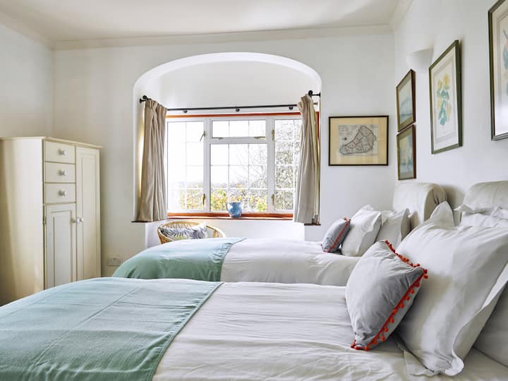 Една от спалните на приземния етаж