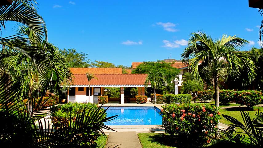 Cozy Tropical Condo 300m from beach