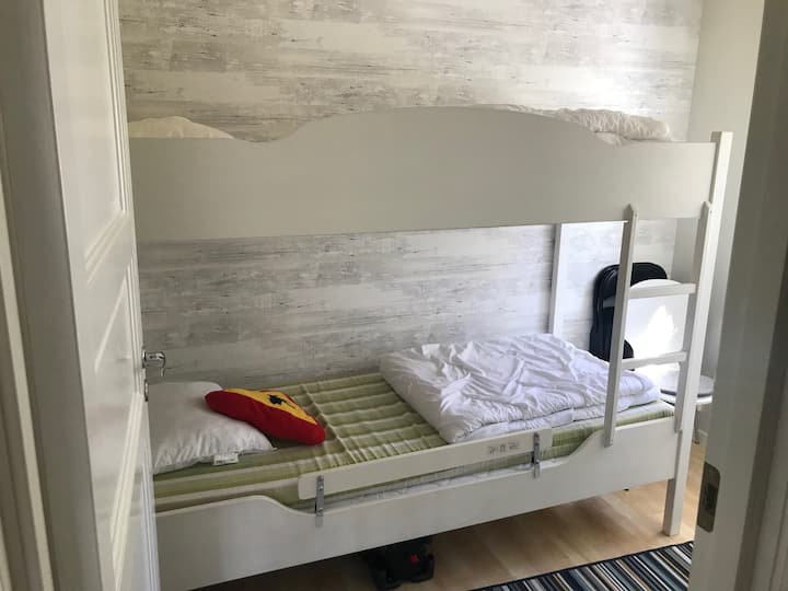 2号卧室
床下有沙发床、儿童旅行床和高脚椅。