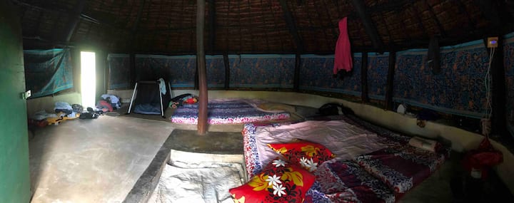 Intérieur de la case traditionnelle avec les matelas 